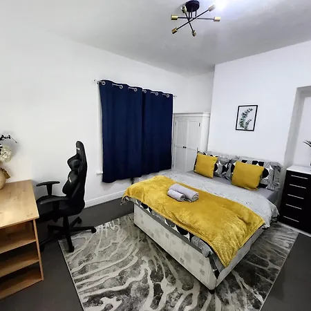 Luxe Home, * 米德尔斯伯勒